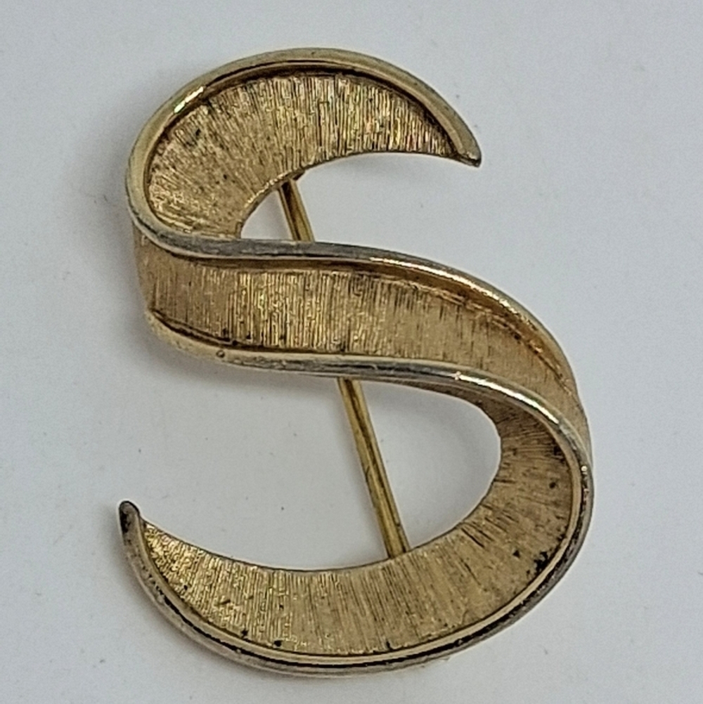 * Vintage Crown Trifari Alphabet Initial Letter S Pin Brooch